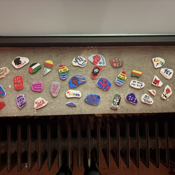 Diese bunten Steine wurden in einer Aktion von der Linksrungend [&rsquo;solid] bemalt.