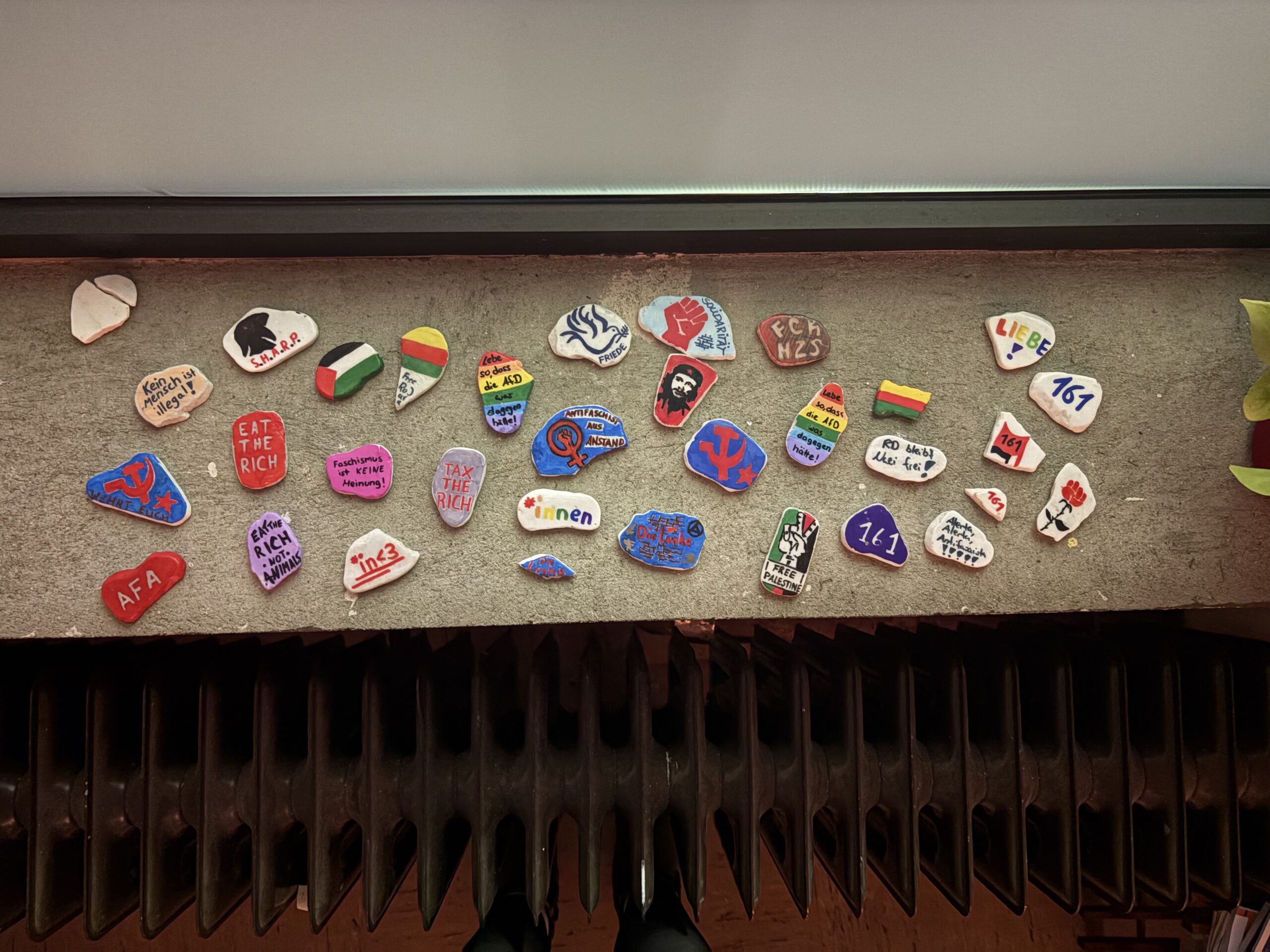 Diese bunten Steine wurden in einer Aktion von der Linksrungend [&rsquo;solid] bemalt.